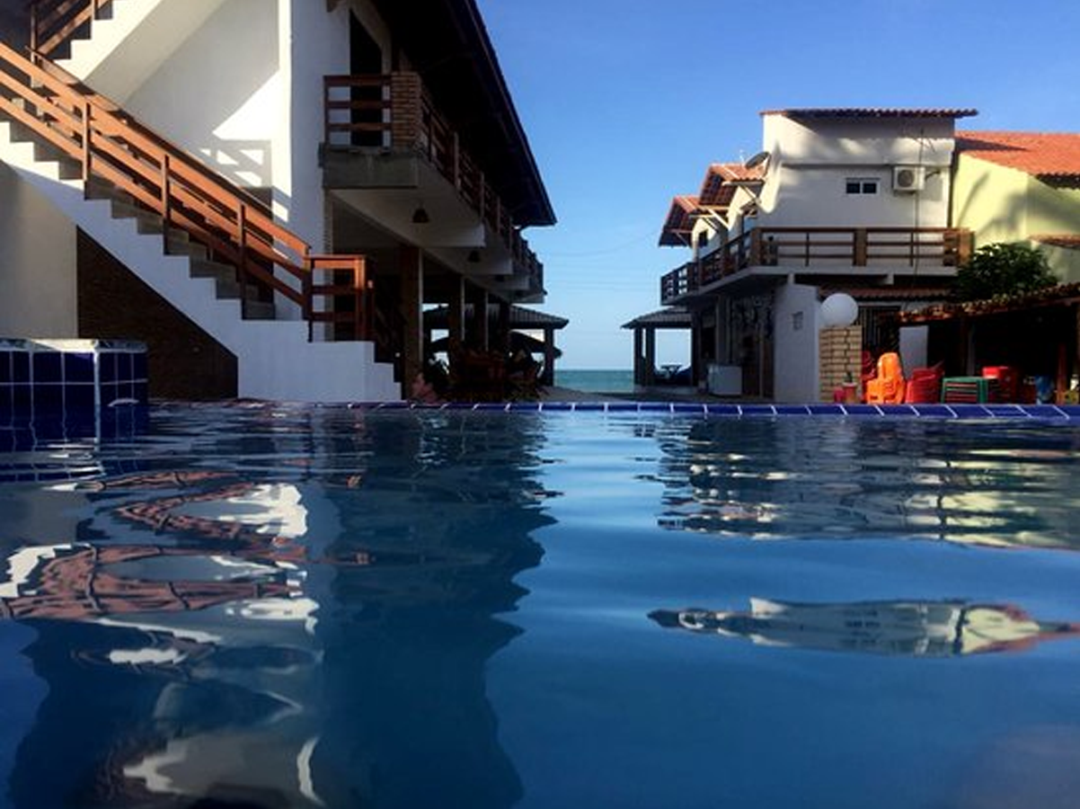 Foto do Hotel Altas Horas Beach que fica localizado na praia da Baleia em Itapipoca Ceará